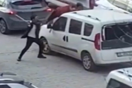 İzmir'de trafikte tartıştıkları sürücüye ve aracına saldıran 2 şüpheli yakalandı