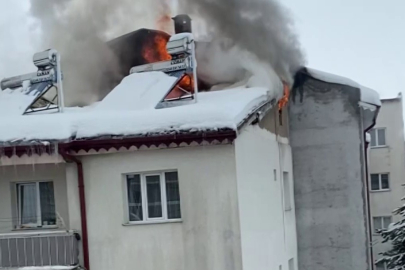 Sivas'ta çatıda çıkan yangın paniğe neden oldu
