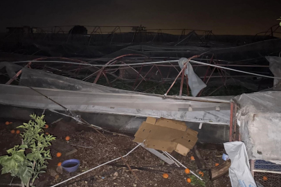 Antalya'da hortum seralara zarar verdi