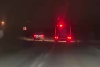 Çorum'da köpeğe çarpmamak için manevra yaptı, tır şarampole devrildi: 1 yaralı