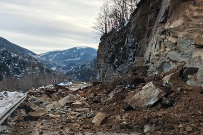 Giresun-Sivas kara yolunda heyelan: Yol kontrollü olarak ulaşıma açıldı