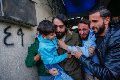 Katil İsrail, Gazze'de alıkoyduğu 7 Filistinli esiri daha serbest bıraktı