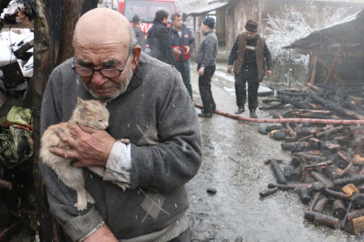 Kedisine sarılarak ağlayan “Ali Dede” yaşamını yitirdi