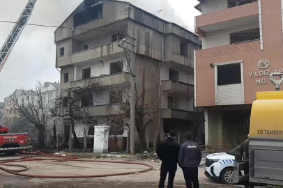 Kocaeli'de yıkımı süren binanın çatı katında yangın çıktı