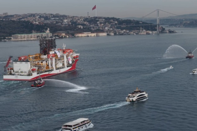 'Yıldırım' derin deniz sondaj gemisi İstanbul Boğazı'ndan geçti