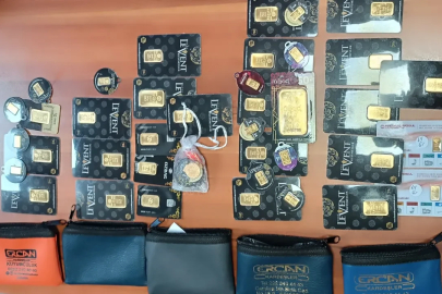 Yolda bulduğu çantadan çıkanlar şok etti! Servet değerindeki altını sahibine teslim etti