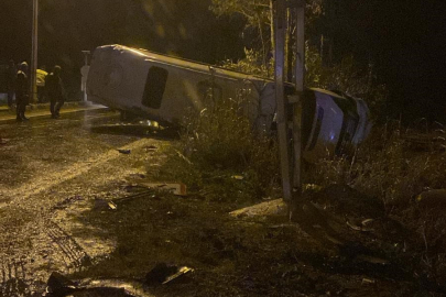 Adana'da fabrika işçilerini taşıyan minibüs devrildi