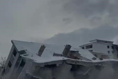 Elazığ’da hasarlı bina iş makinesi yıkıldı