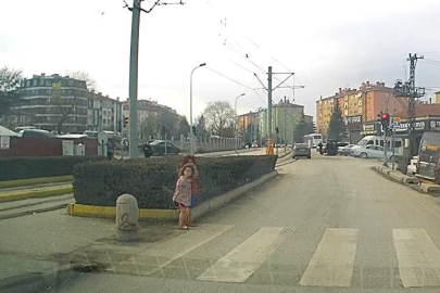 Eskişehir'de kışın çıplak bacaklarla dilenen çocukların hali yürek burktu