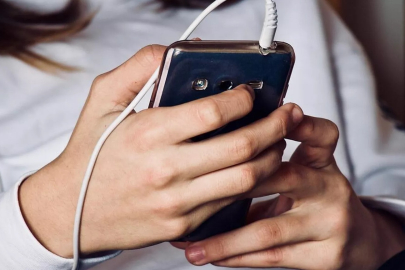 Fransa'da 15 yaş altına sosyal medya yasağına meclis onayı