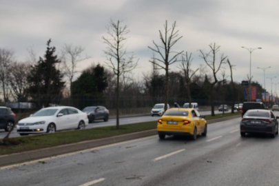 İstanbul Sarıyer’de kontrolden çıkan otomobil karşı şeritteki araçla çarpıştı