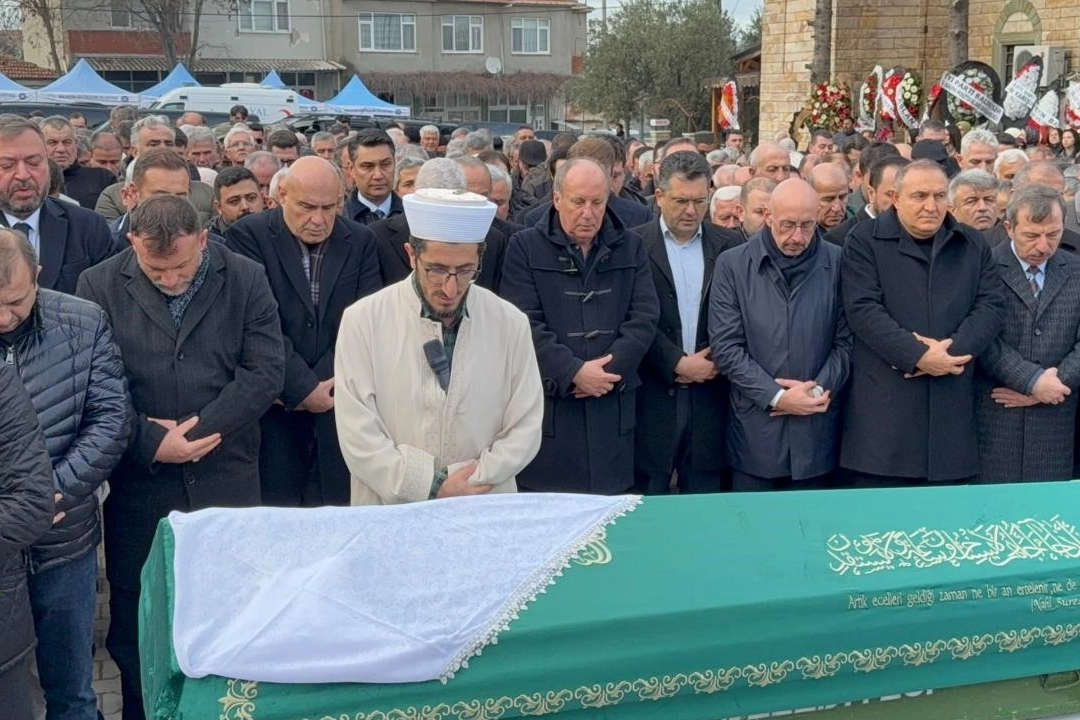 İYİ Partili Turhan Çömez annesini son yolculuğuna uğurladı