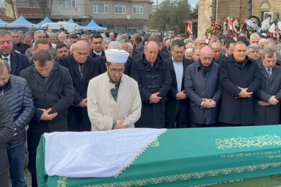 İYİ Partili Turhan Çömez annesini son yolculuğuna uğurladı