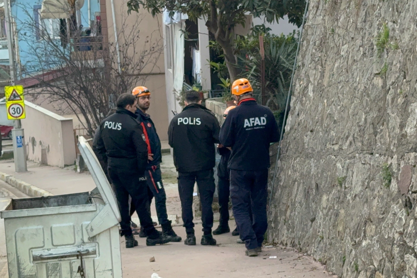 Kocaeli'de fayanslar kabarınca AFAD ve polis harekete geçti: Ev tedbiren tahliye edildi