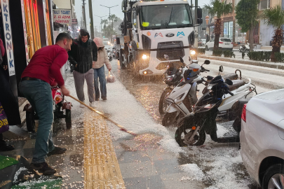 Mersin Silifke'de dolu felaketi: Sokaklar beyaza büründü, tarım alanları zarar gördü