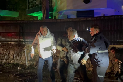 Muğla Datça’da sele kapılan sürücü, çalıya tutunarak hayatta kaldı