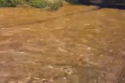 Muğla Marmaris'te sağanak yağış etkili oldu, yollar dereye döndü