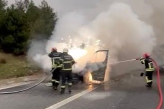 Osmaniye'de tarım işçilerini taşıyan minibüs yandı
