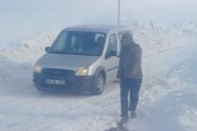 Sivas’ta yolcu midibüsü kara saplandı