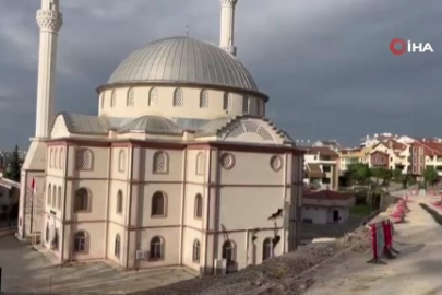 Bursa'da çöken duvar yolu da camiyi de kapattı