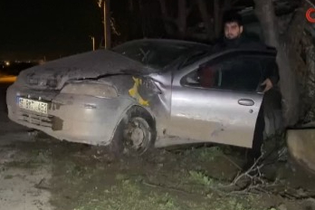 Bursa'da kontrolden çıkan otomobil ağaca çarptı! 4 genç kız...