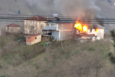 Giresun'da iki katlı ev alev alev yandı
