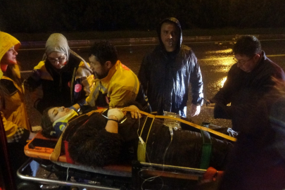 Antalya'da yoldan çıkan lüks otomobil refüjdeki çukura düştü:3 yaralı