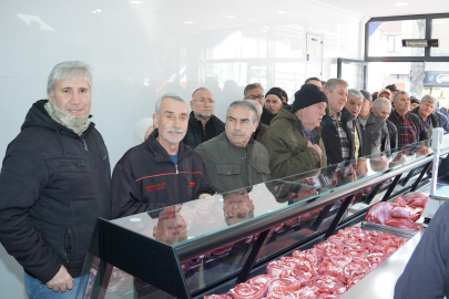 Bursa'da belediyenin et satış noktası açıldı,  indirimli ürünler kapışıldı