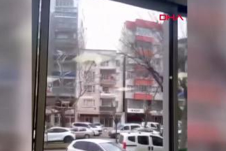 Bursa’da şiddetli rüzgar, park halindeki motosikleti devirdi