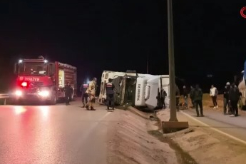 Bursa'da talaş yüklü tır devrildi! Genç sürücü hayatını kaybetti
