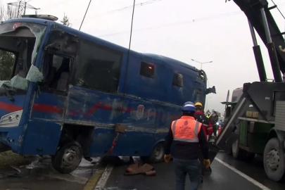 Cezaevi nakil aracı devrildi! Feci kazada 19 kişi yaralandı