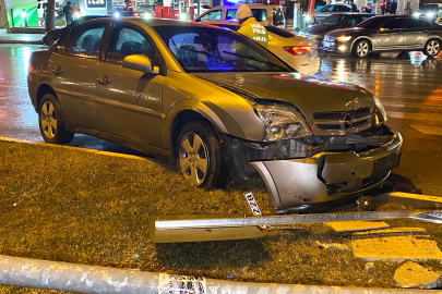 Çorum'da otomobil sinyalizasyon direğine çarptı: 1 yaralı