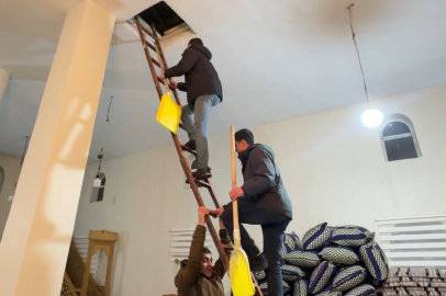 Hakkari Yüksekova’da cemaat namazdayken çatı çöktü: İmam anons etti, köylü küreği ve halatıyla yardıma koştu