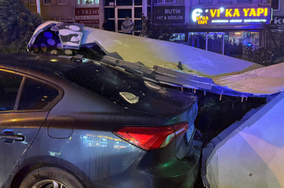 İstanbul Beylikdüzü'nde şiddetli rüzgar nedeniyle bir binanın dış cephe kaplaması aracın üzerine düştü