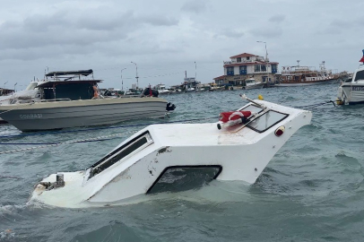 İzmir’de fırtına ve dev dalgalar tekneleri batırdı