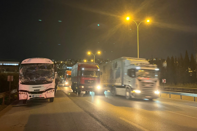 Kocaeli’de servis minibüsü tıra çarptı: 6 yaralı