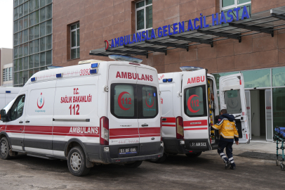 Otomobille çarpışan motosiklet sürücüsü öldü