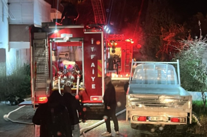 Yalova'da 6 katlı binanın çatısında çıkan yangın söndürüldü