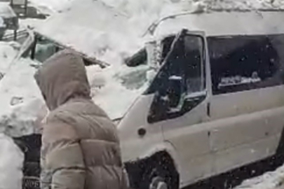 Bitlis'te çatıdan düşen kar kütlesi aracı kullanılmaz hale getirdi