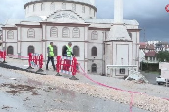 Bursa'da çöken ve camiyi de kapatan istinat duvarı yenileniyor