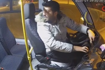 Bursa'da halk otobüsünde zamanla yarış...Kalp krizi geçiren yolcu için acile kırdı