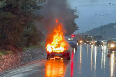 Bursa'da otomobil alev alev yandı!