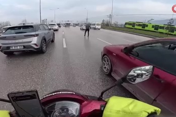 Bursa'da uçan tekmeli kavga! Birbirlerine böyle girdiler...
