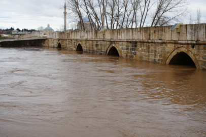 Edirne'de Tunca Nehri alarm veriyor: Tarım arazileri sular atında kaldı