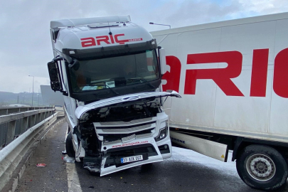 Kocaeli'de sağanak beraberinde kazayı getirdi: Kuzey Marmara Otoyolu'nda tır makasladı