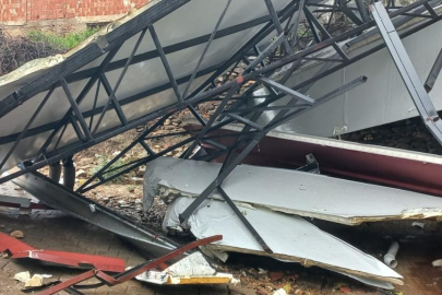 Aydın'da fırtına çatıları uçurdu