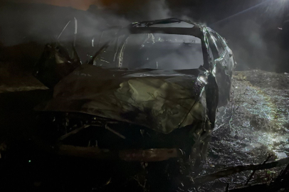 Gaziantep'te şarampole uçan otomobil alev aldı: Canlarını son anda kurtardılar