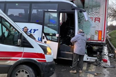 İstanbul'da midibüs tıra çarptı: 13 yaralı