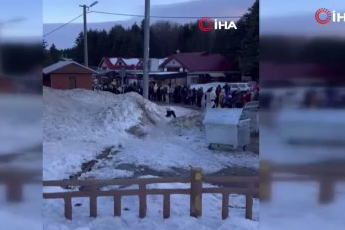 Bursa Uludağ'da teleferik kuyruğu metrelerce uzadı