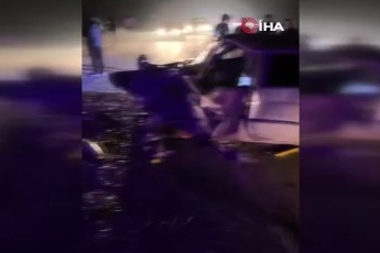 Bursa'da otomobiller kafa kafaya çarpıştı: 3 yaralı